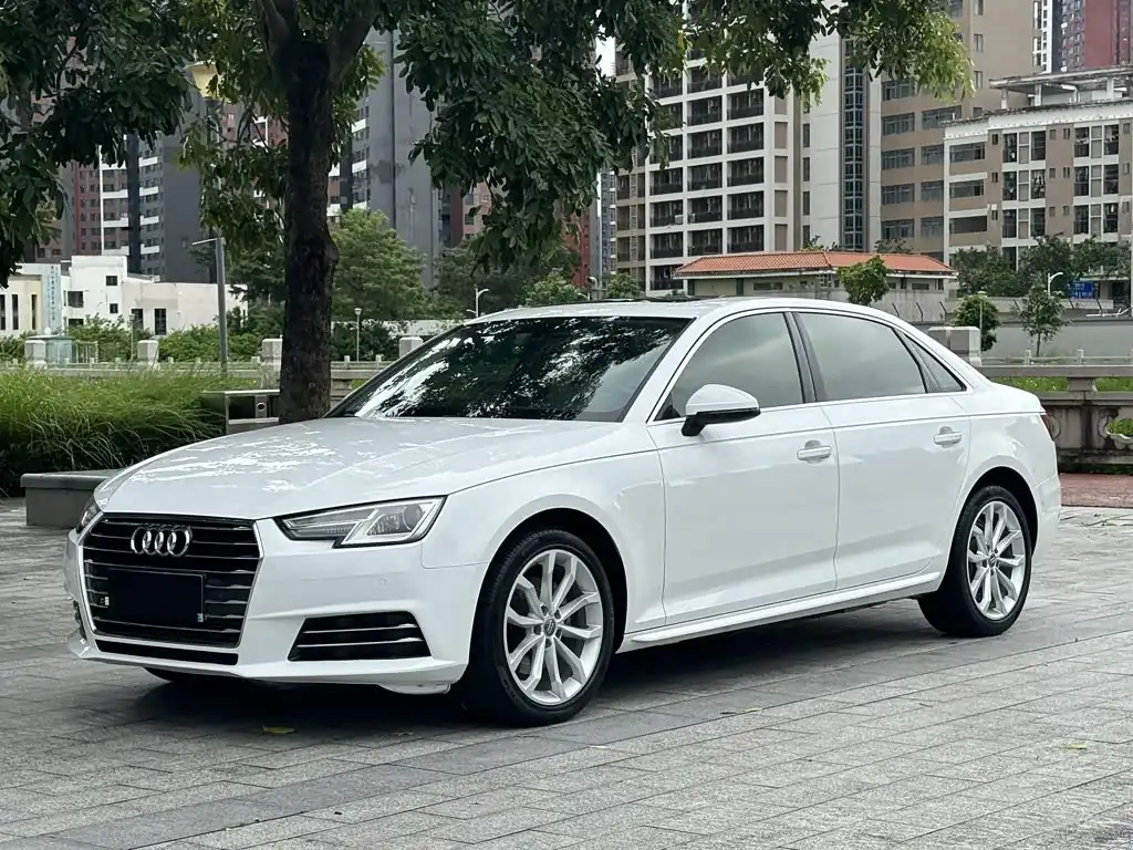 Audi A4L 2018, фото 1