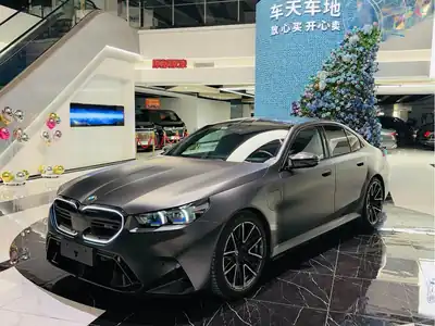 BMW M5 NEV 2025