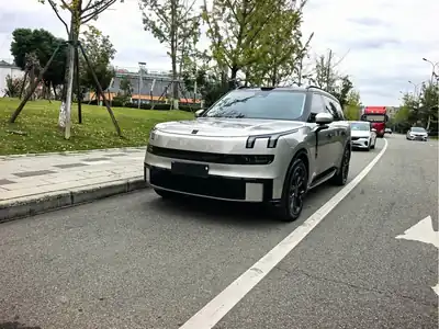 Lynk & Co 900 2025